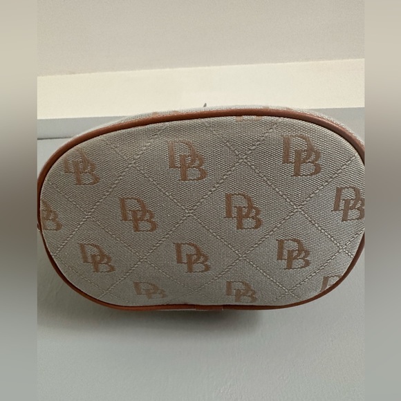 Dooney&Bourke light blue zippered bucket handbag with belt style strap - Picture 14 of 16